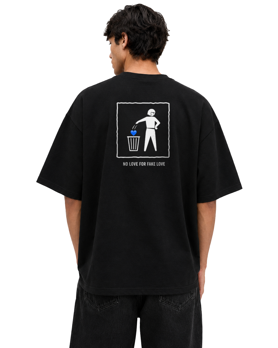 Rückansicht eines schwarzen Oversized-T-Shirts mit dem No Love for Fake Love Aufdruck